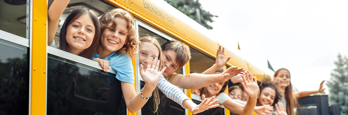 スクールバスに乗る子ども