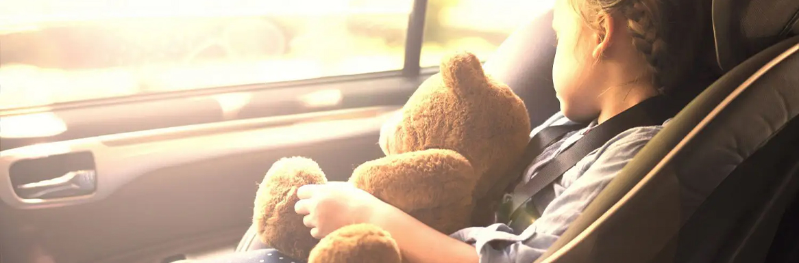 車内で眠る子供