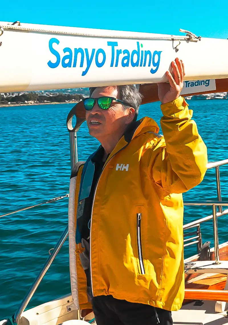 ヨットに乗る岩本さん